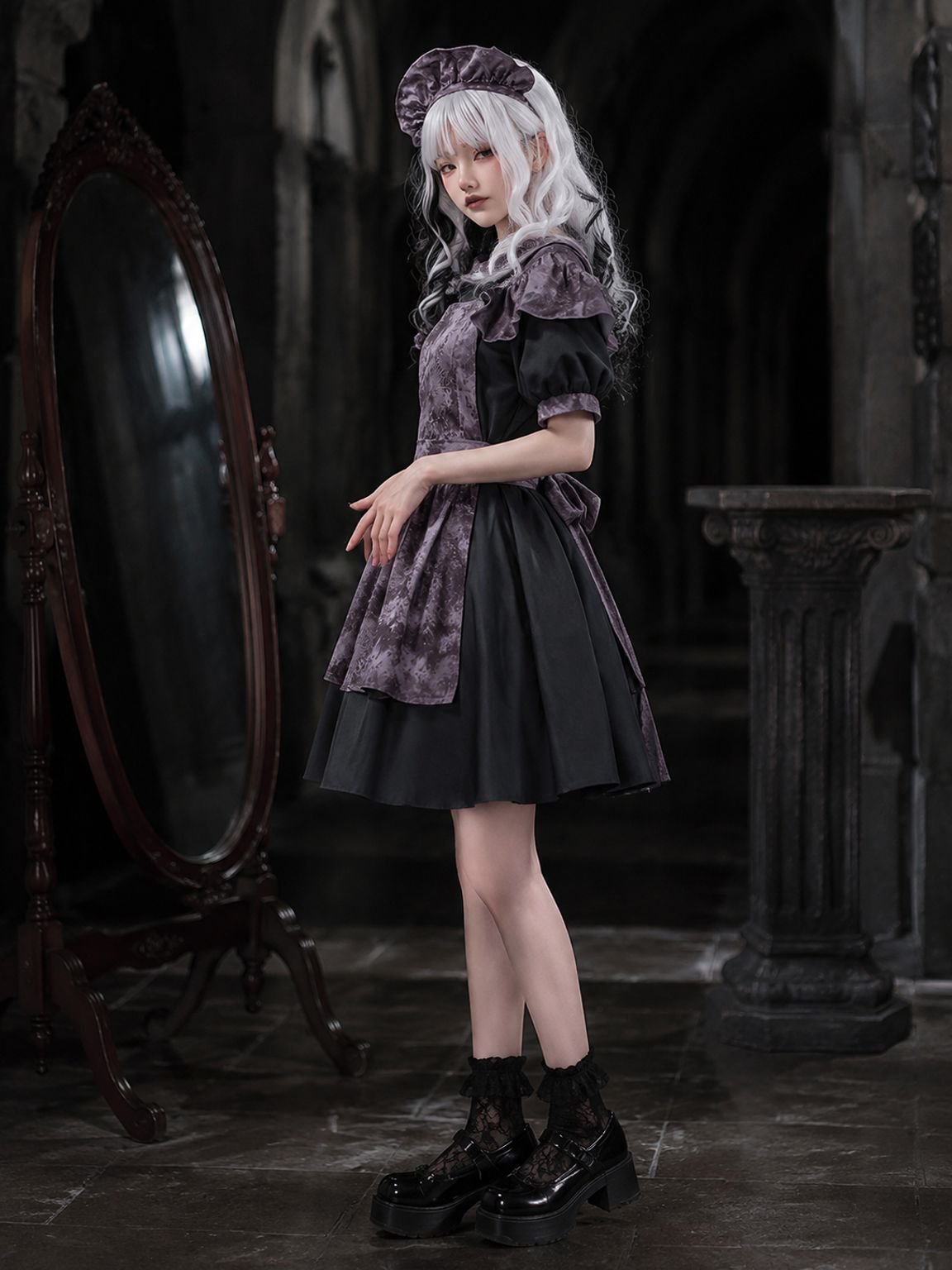 Halloween-Kostüme: Kürbishexenkostüm, Dienstmädchenkostüm, düsteres Gothic-Kleid.