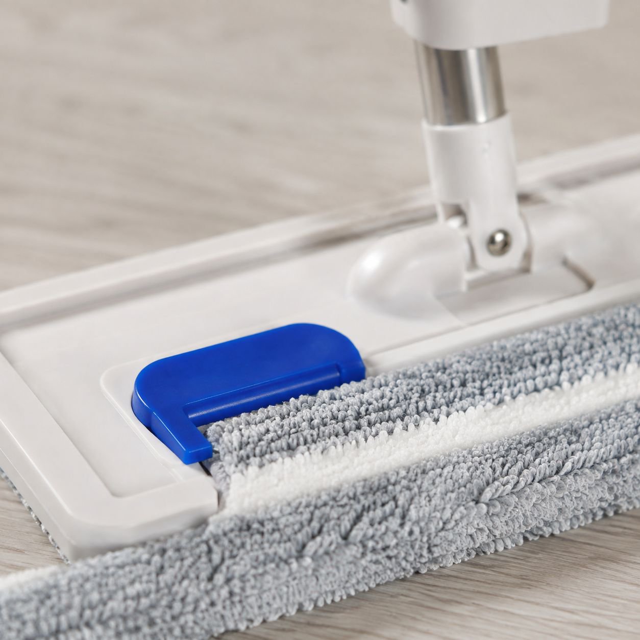 Easy-to-use mop with no-touch wringing