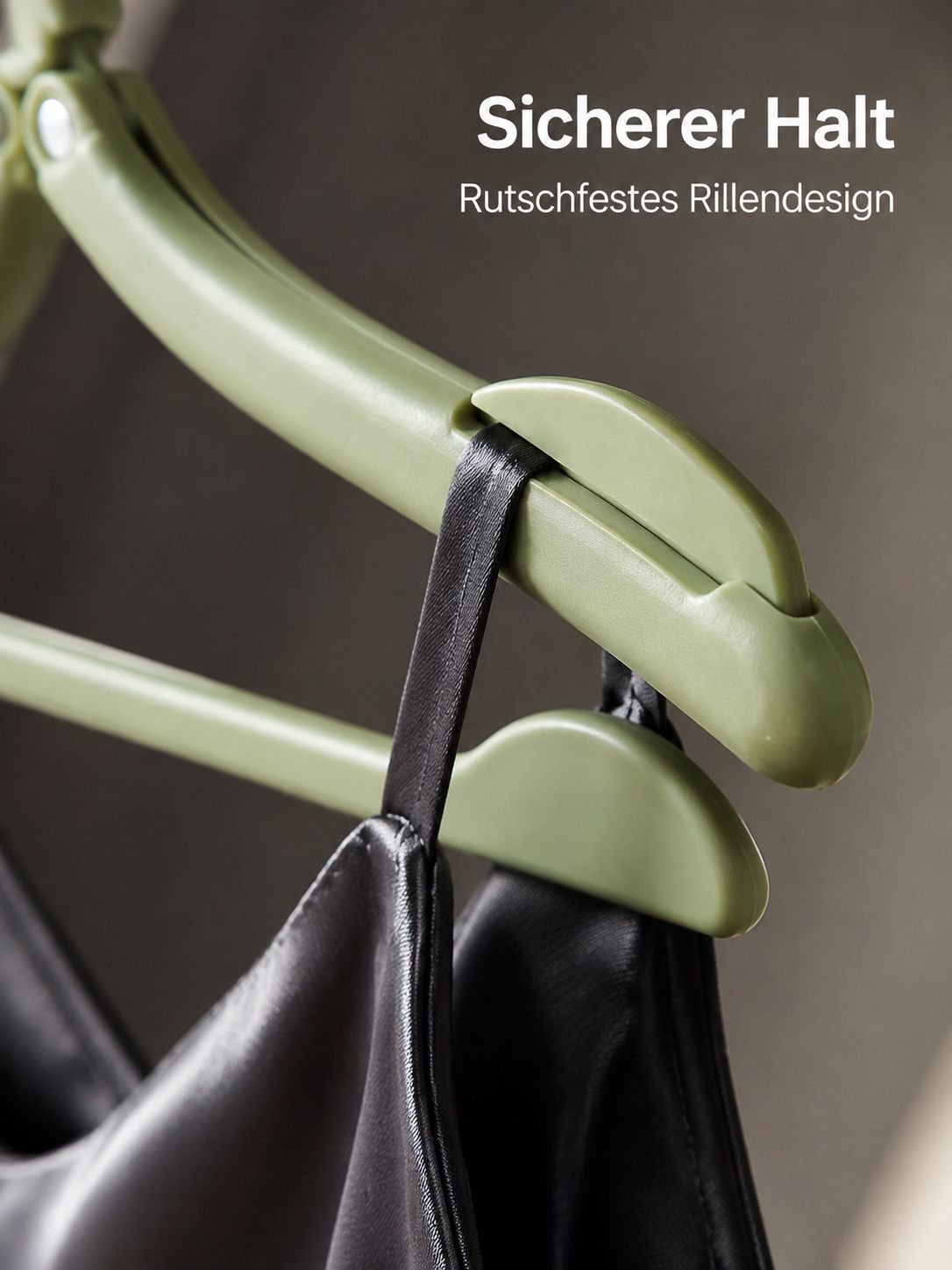 Vielseitig einsetzbarer Kleiderbügel für unterwegs im geöffneten Zustand