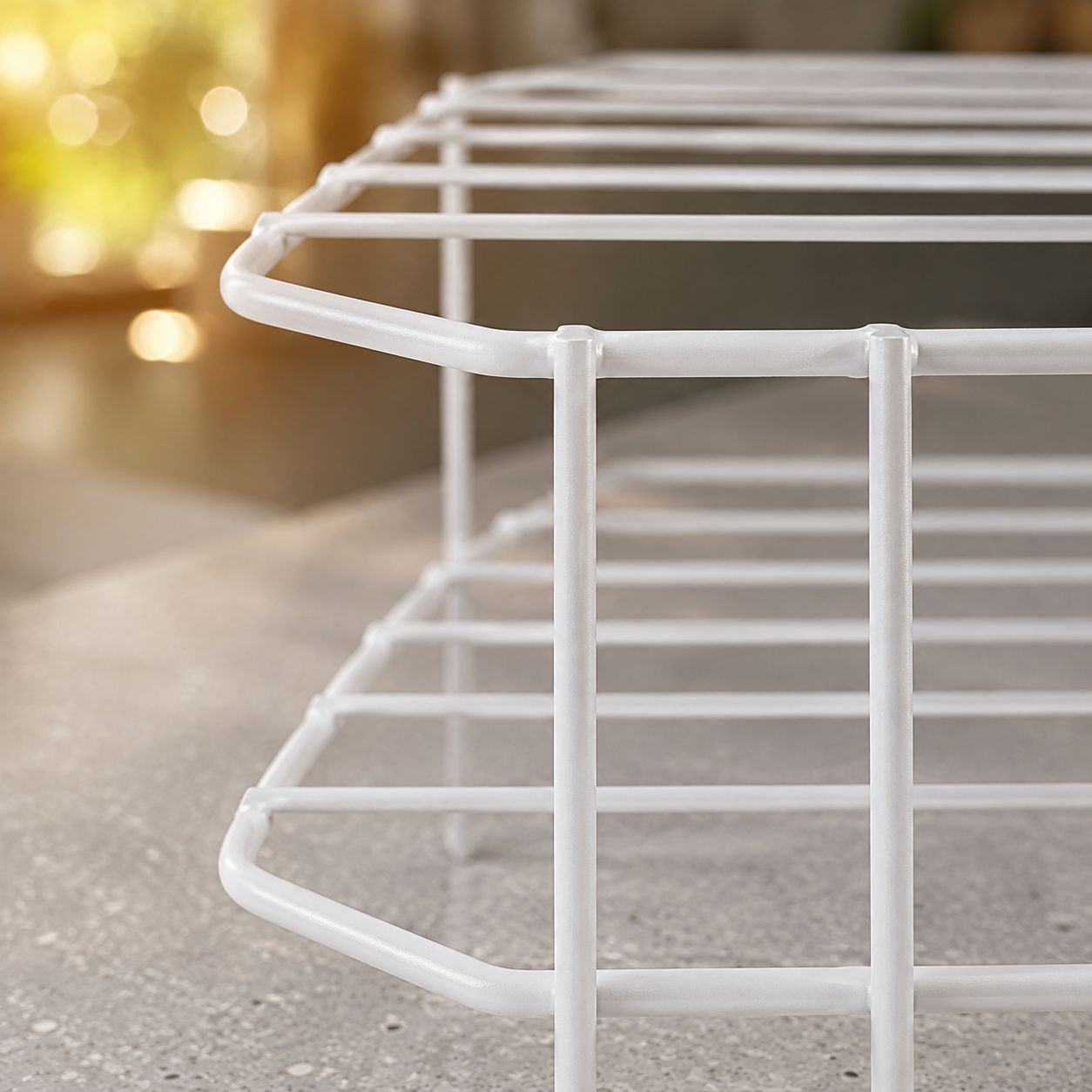 Compact iron rack for organizing desktops and corners