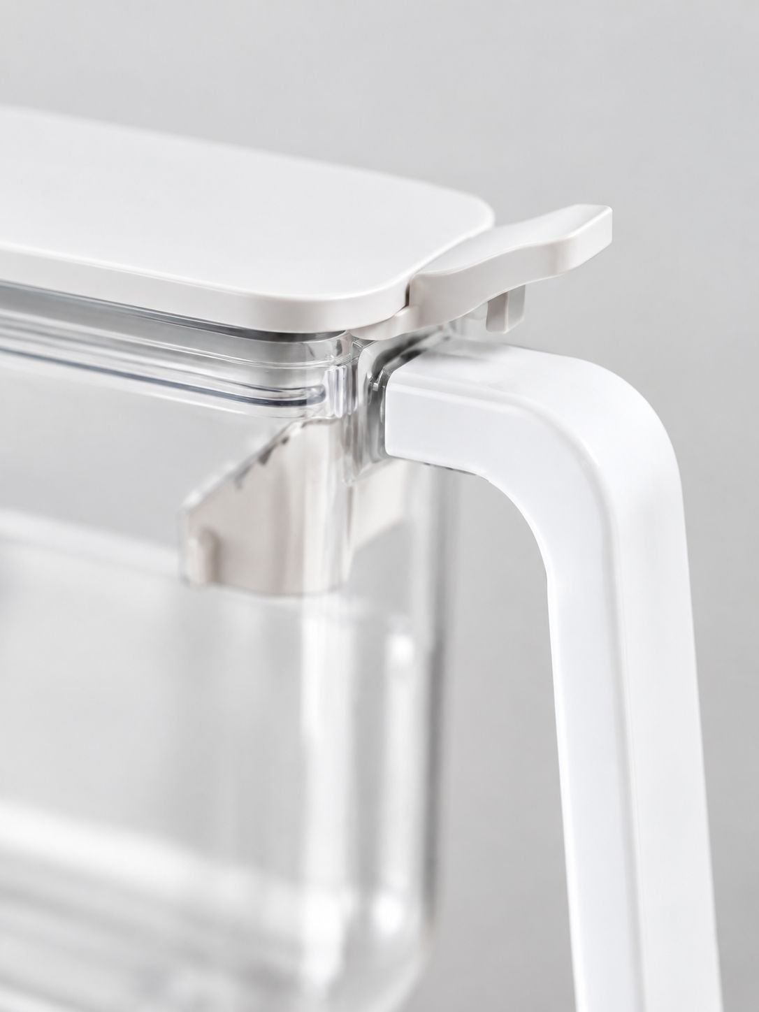 Detalle del bote transparente japonés con tapa y asa ergonómica