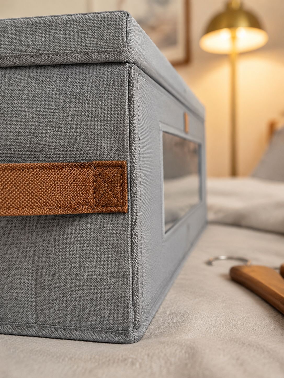 Moderner Kleiderorganizer im Schlafzimmer