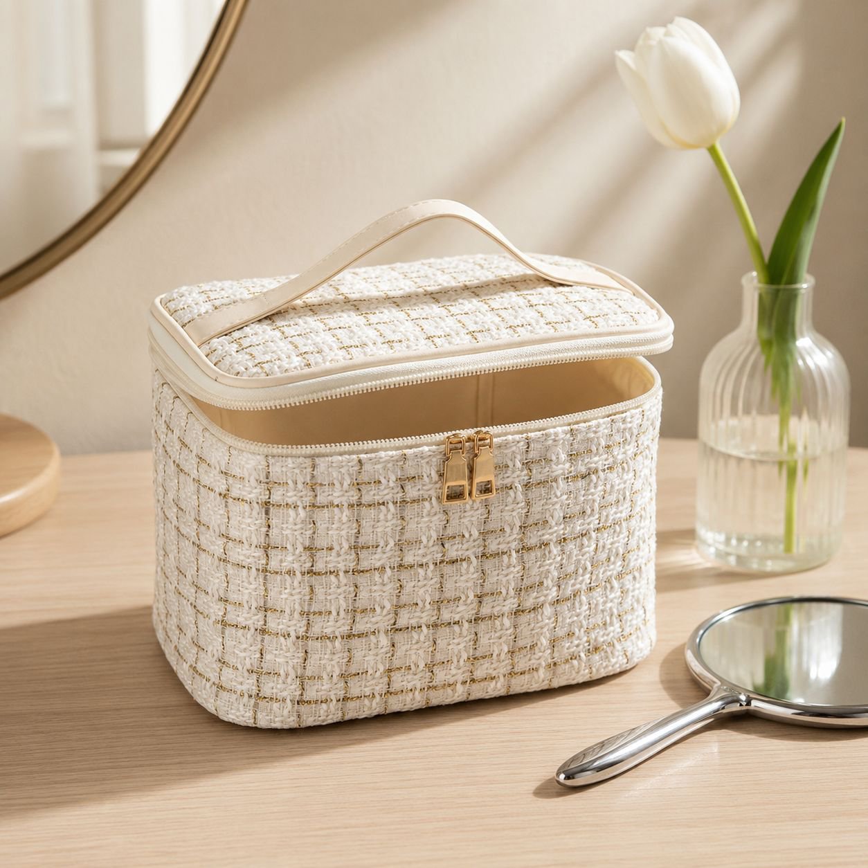 Large capacity cosmetic bag in elegant design