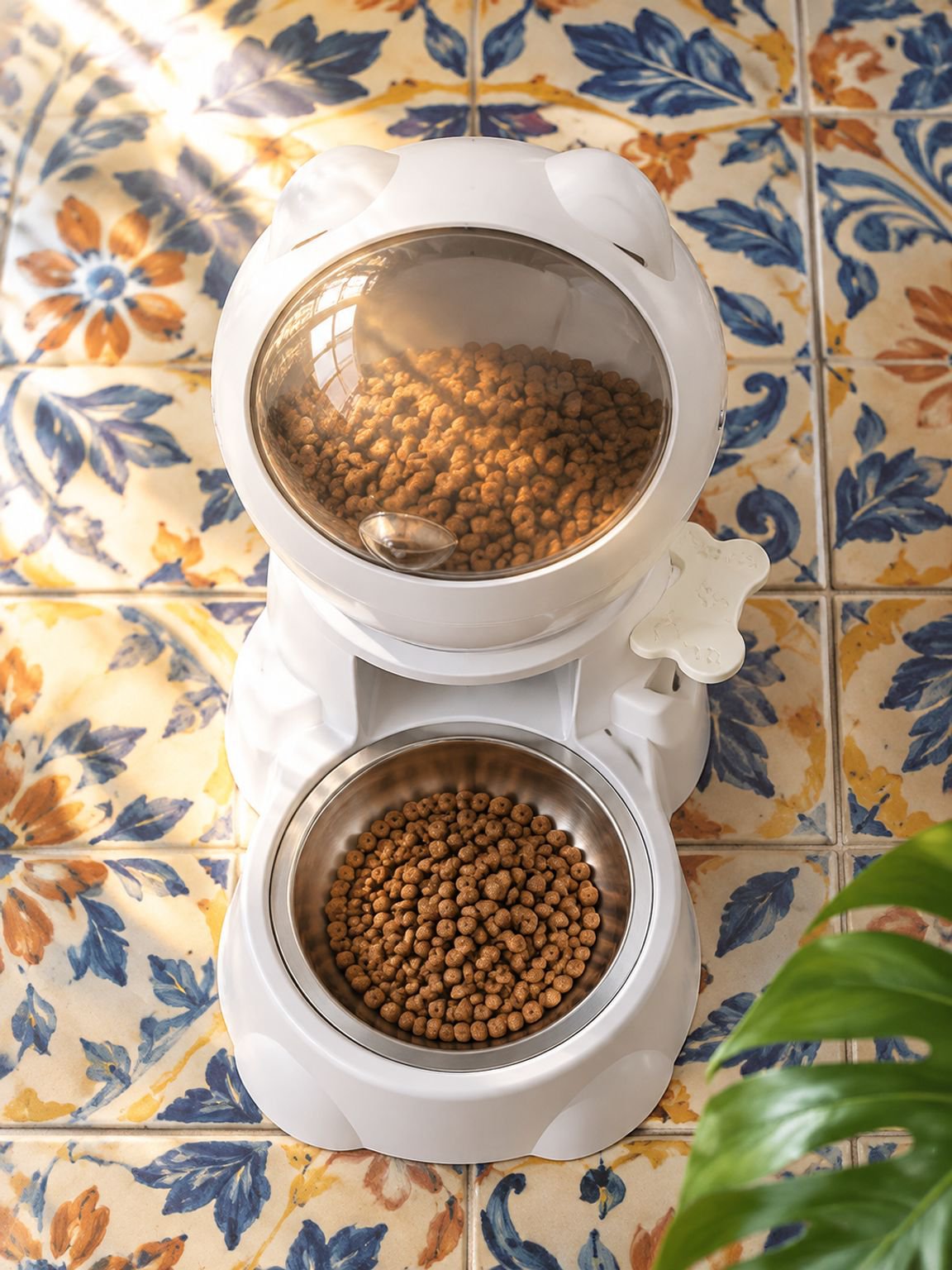 Vista de la capacidad del comedero para perros y gatos