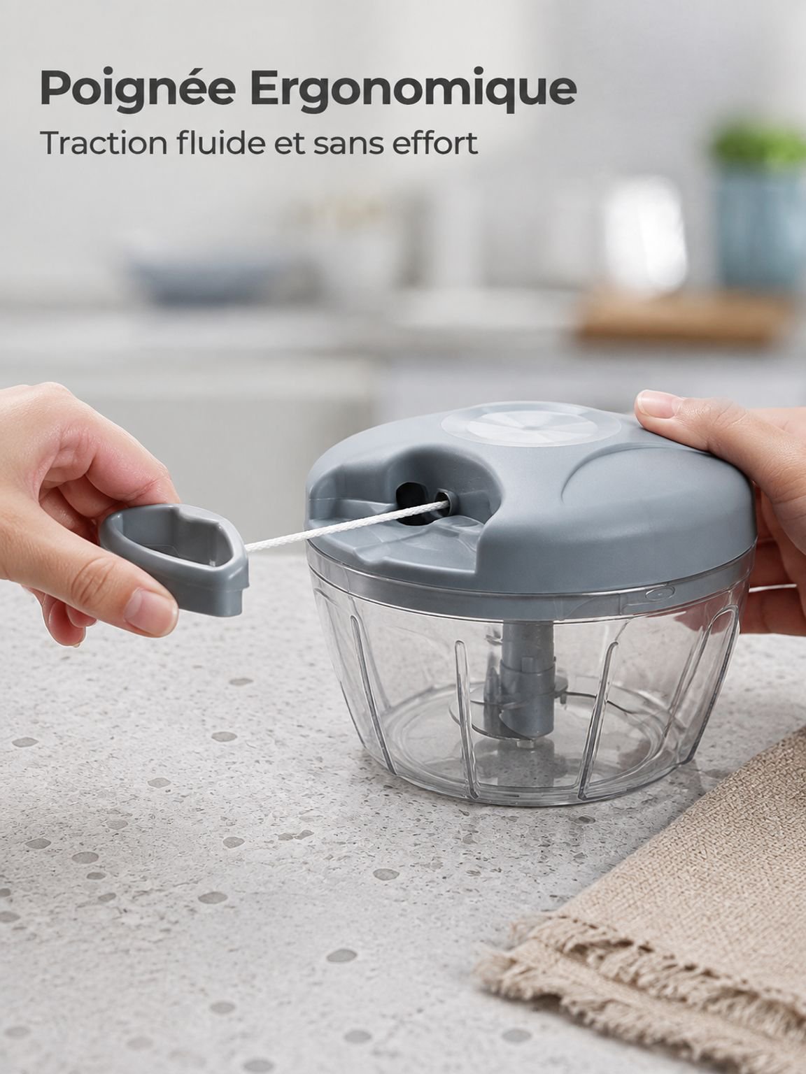 Démonstration de découpage d'ail avec le hachoir multifonction