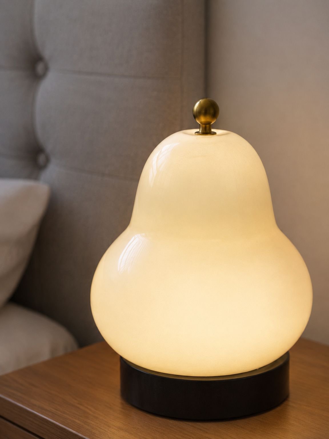 Cremefarbene Tischlampe als gemütliche Schlafzimmerbeleuchtung mit warmem Licht