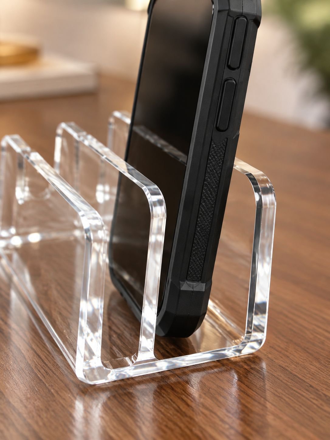 Handy Organizer mit Smartphones in den Fächern