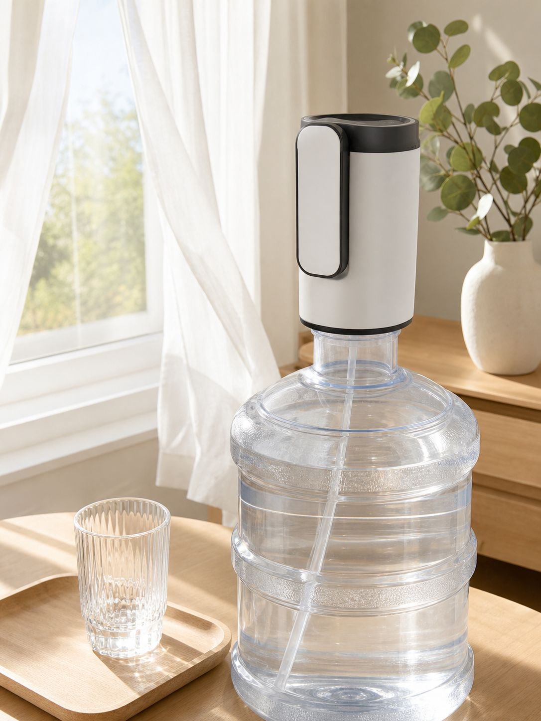 Space-saving foldable water pump for everyday use