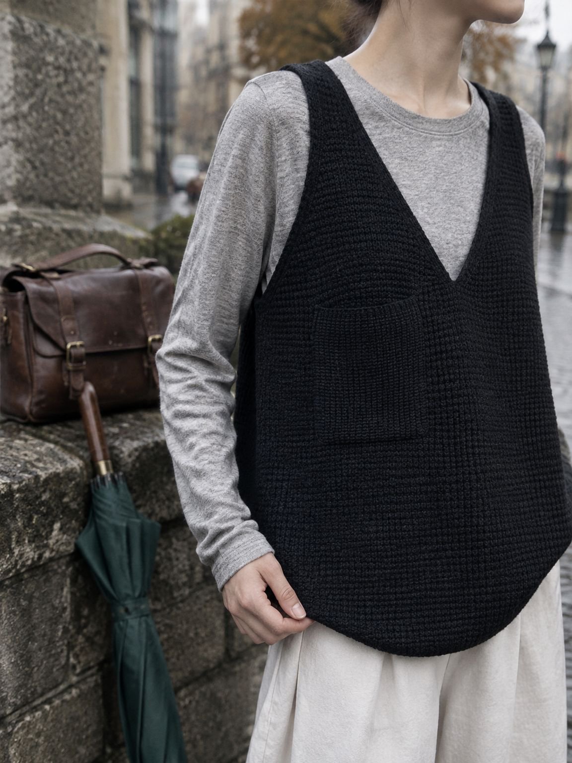 Loose fit sleeveless sweater vest in beige