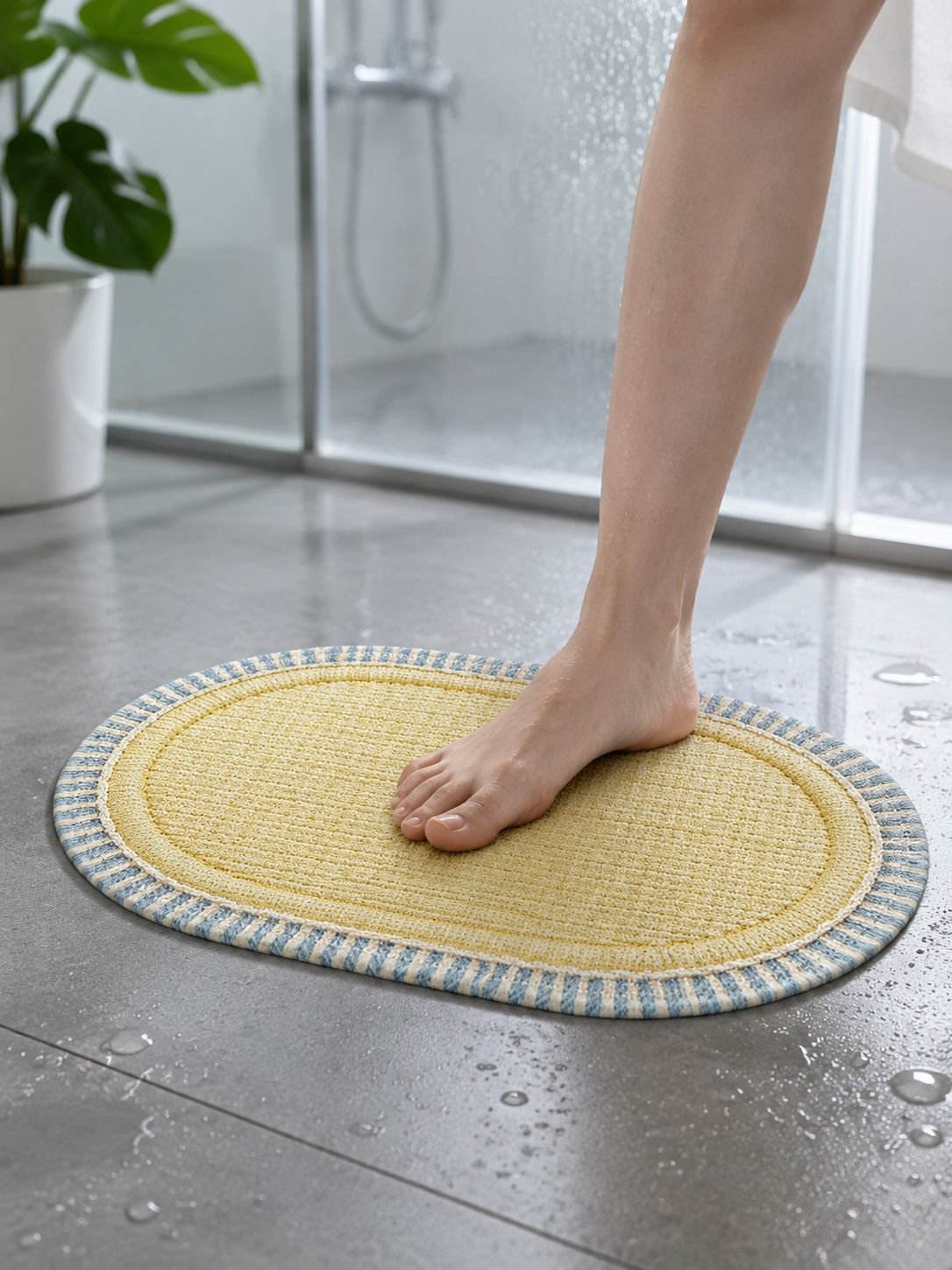 Wasserabsorptionstest auf der Diatomit-Badematte