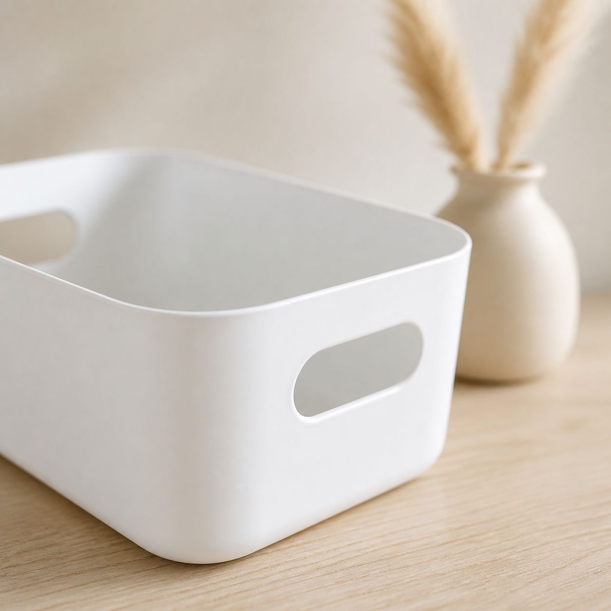 Easy-to-carry plastic basket for snacks