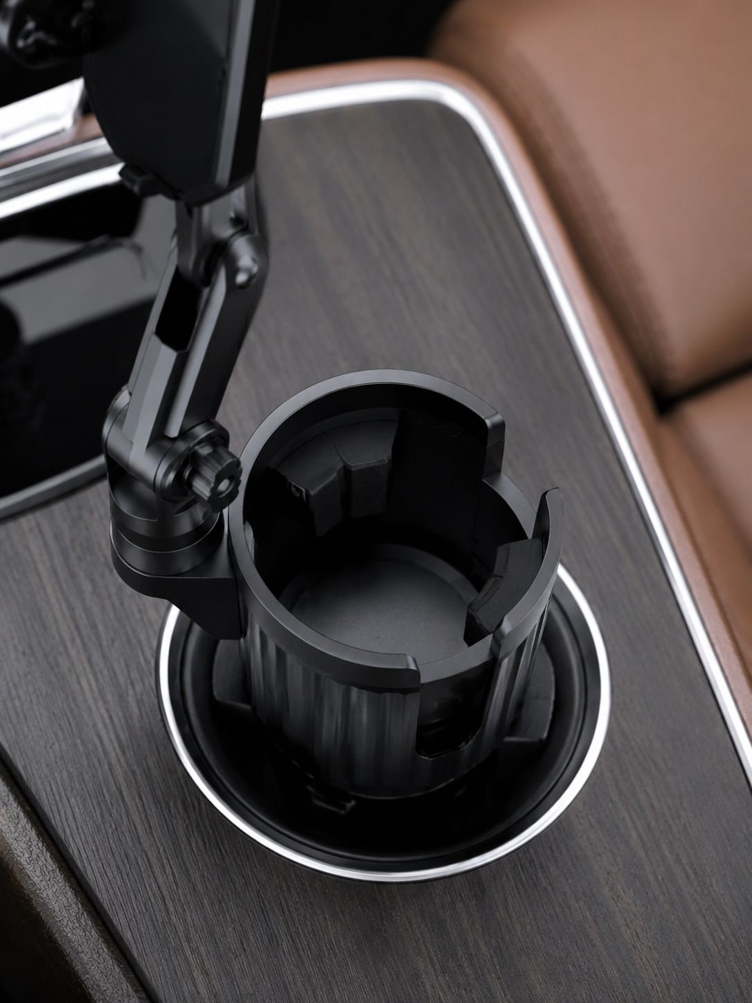 Autozubehör: Getränkehalter und Smartphonehalter