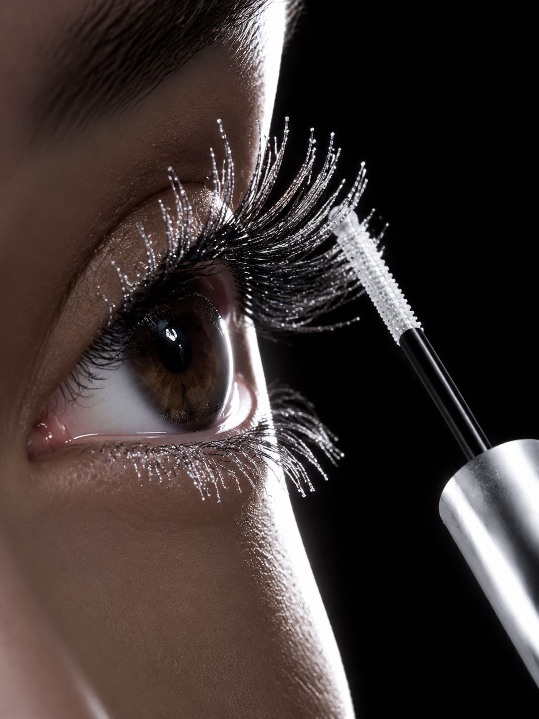 Quick-drying film-forming mascara on model's lashes