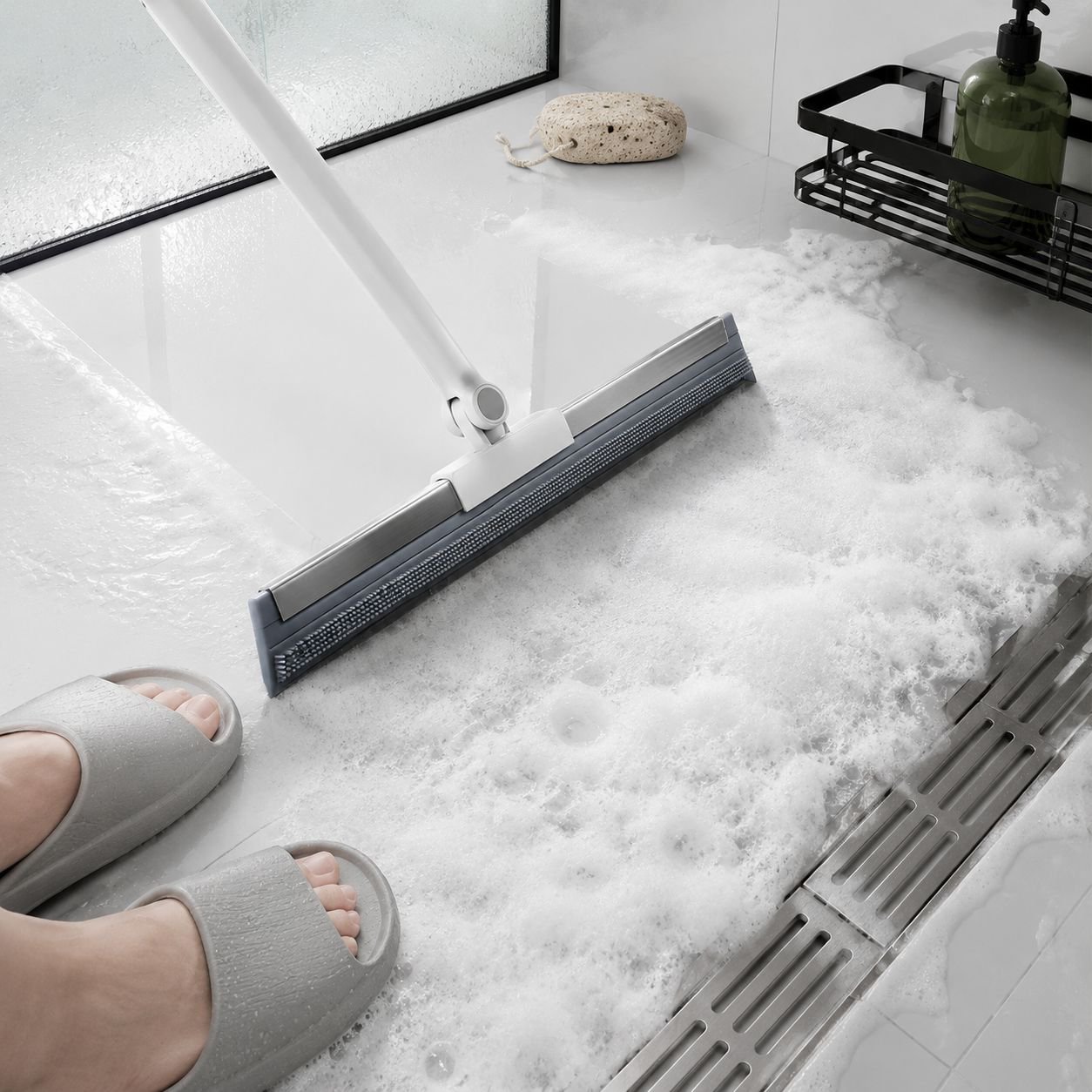 Escoba para baño con función de secar y fregar