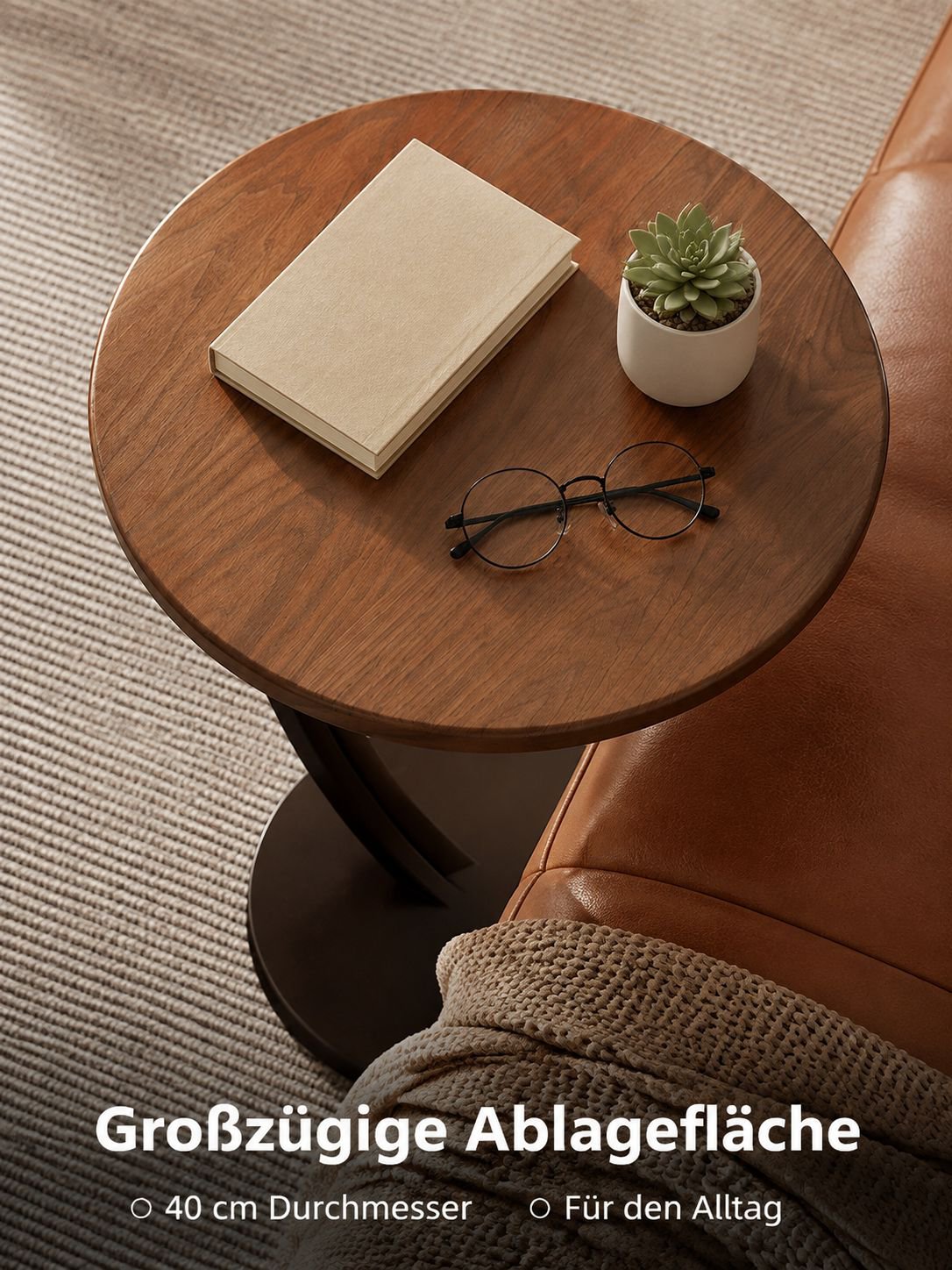Kleiner runder Tisch mit Landhaus-Charme