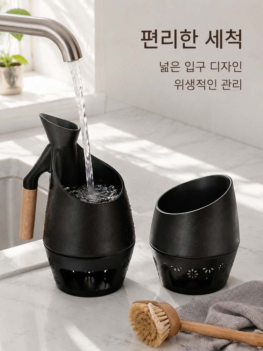 전통 문양이 새겨진 도자기 술잔