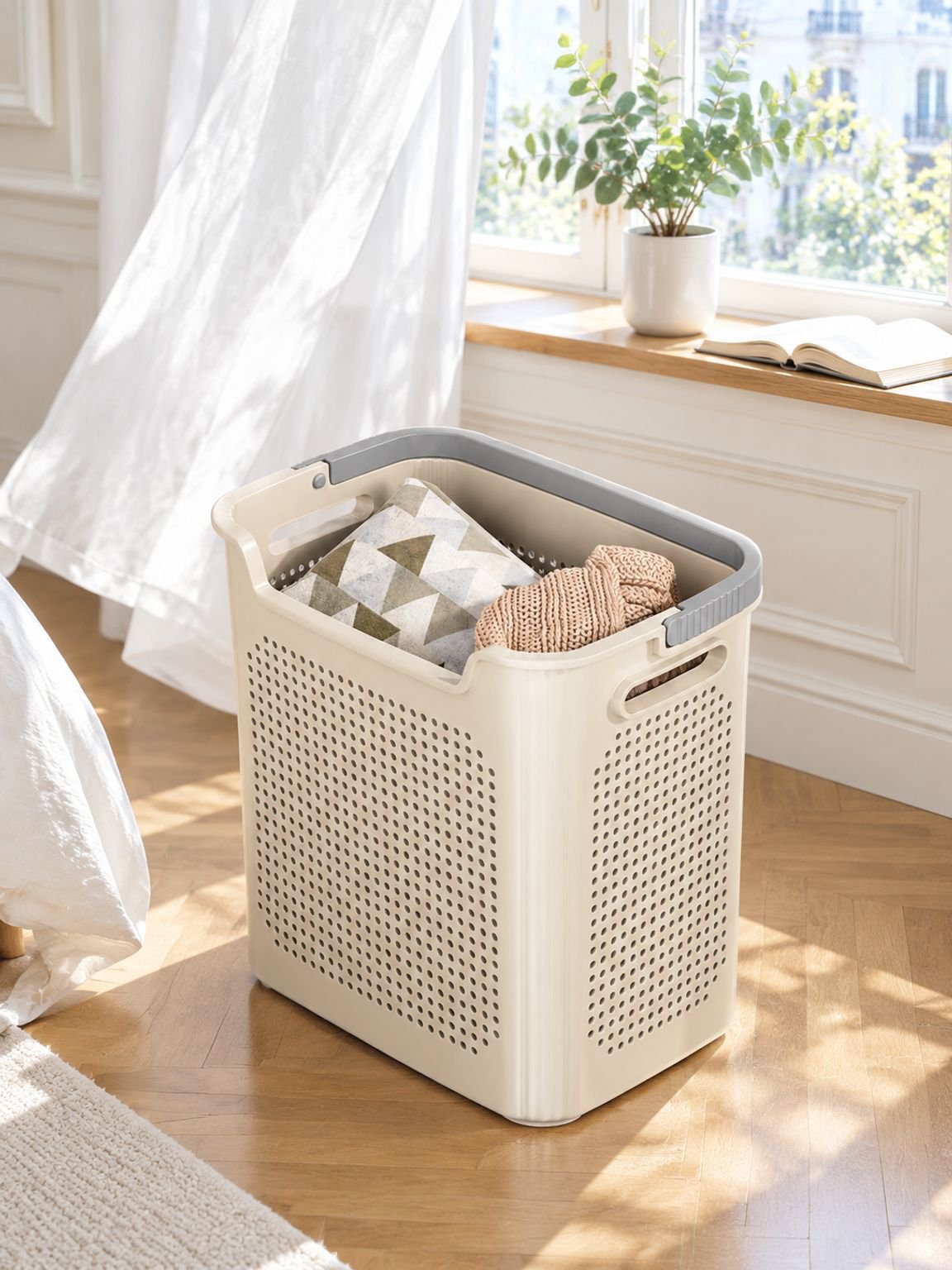 Panier à linge blanc crème parfaitement assorti à une décoration scandinave