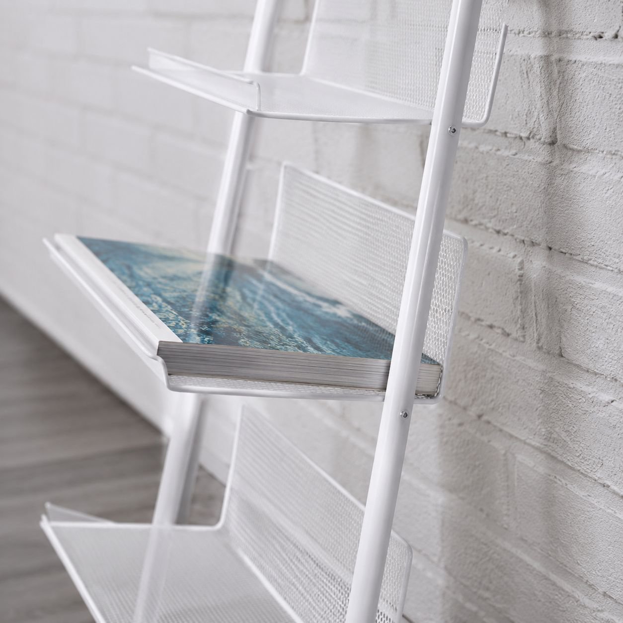 Versatile display rack for periodicals and brochures