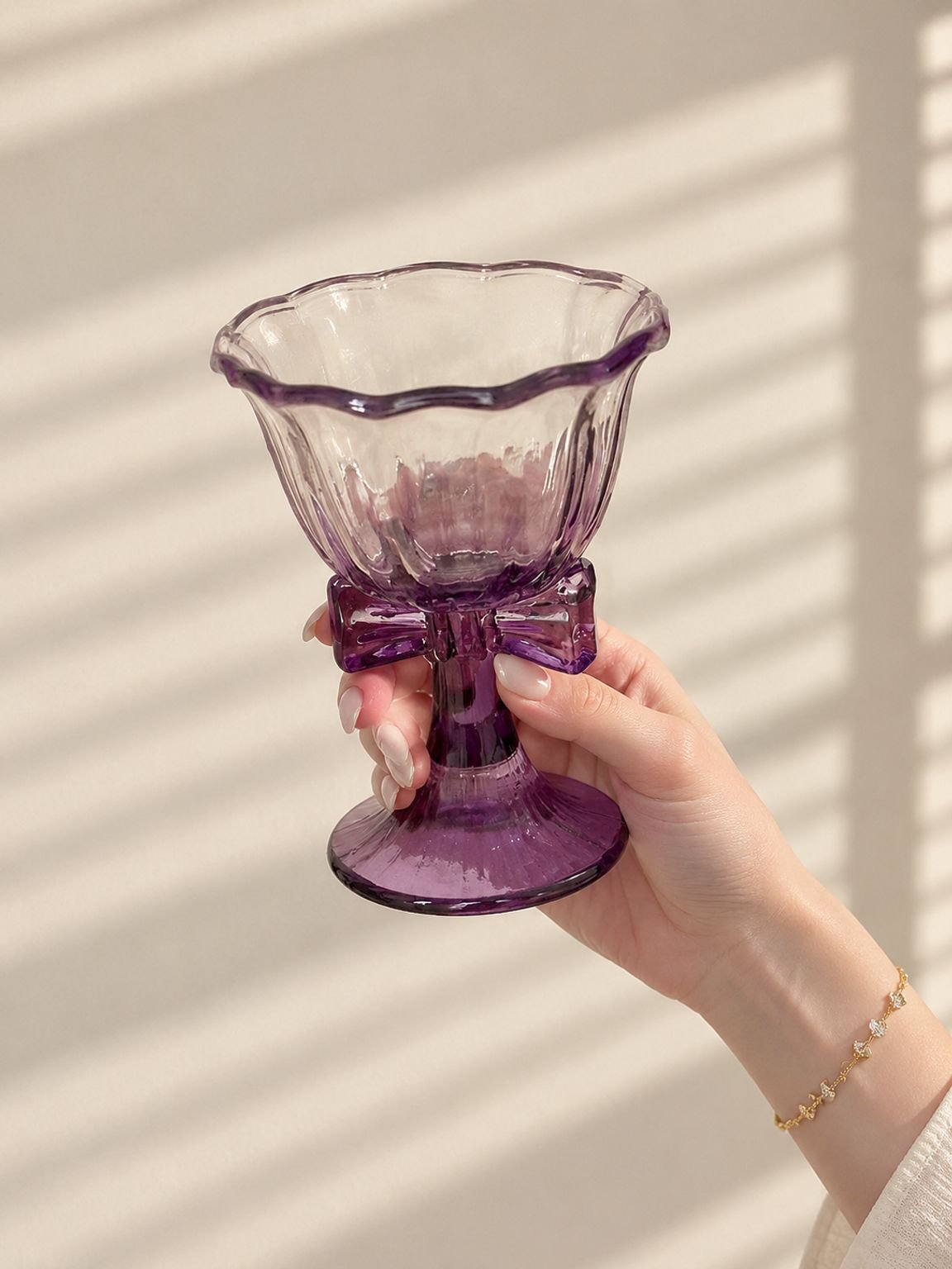 Vaso de cristal elegante con lazo púrpura para eventos especiales