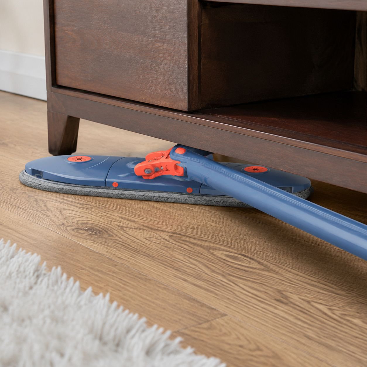 Easy grip handle on the extendable window cleaner