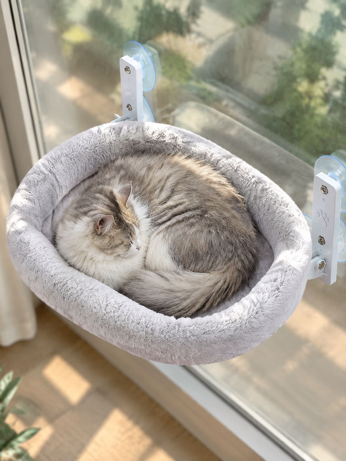 Couchage suspendu pour chat avec vue sur l'extérieur
