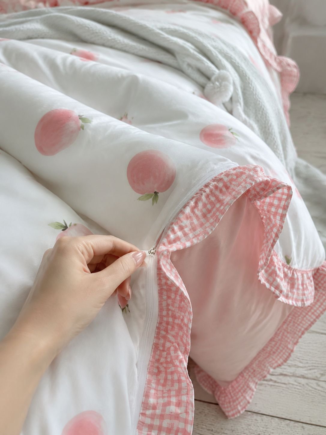 Chic girls' bedroom decor with all-season bedding set