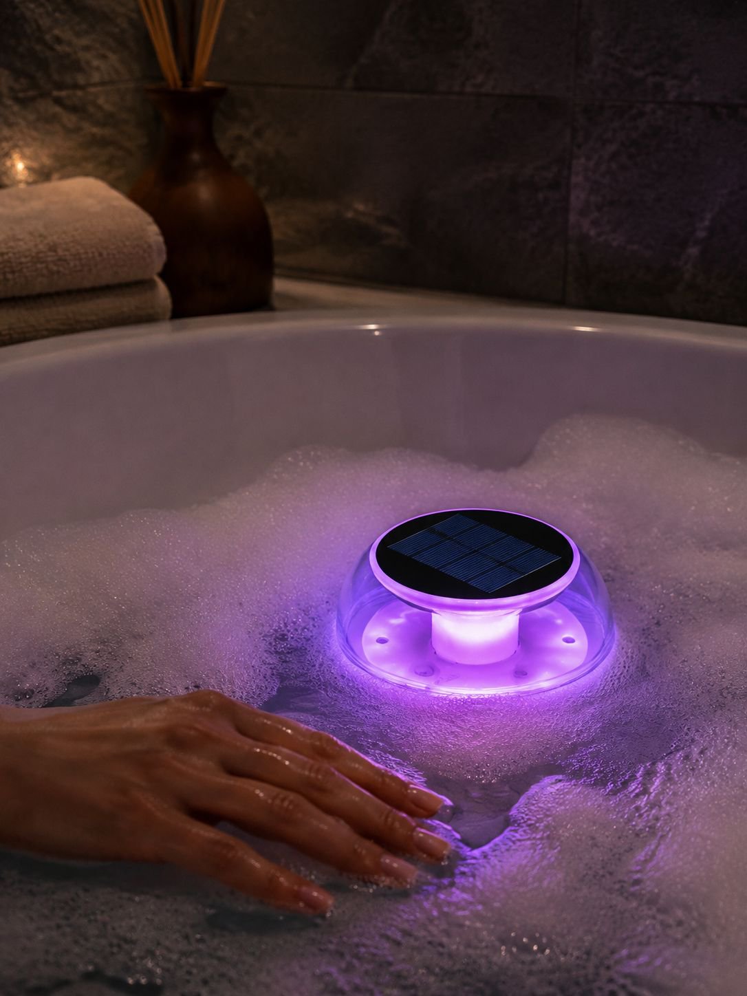 Luces LED flotantes creando reflejos en estanques
