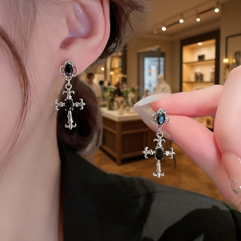 أقراط بتصميم صليب بلمسة فاخرة