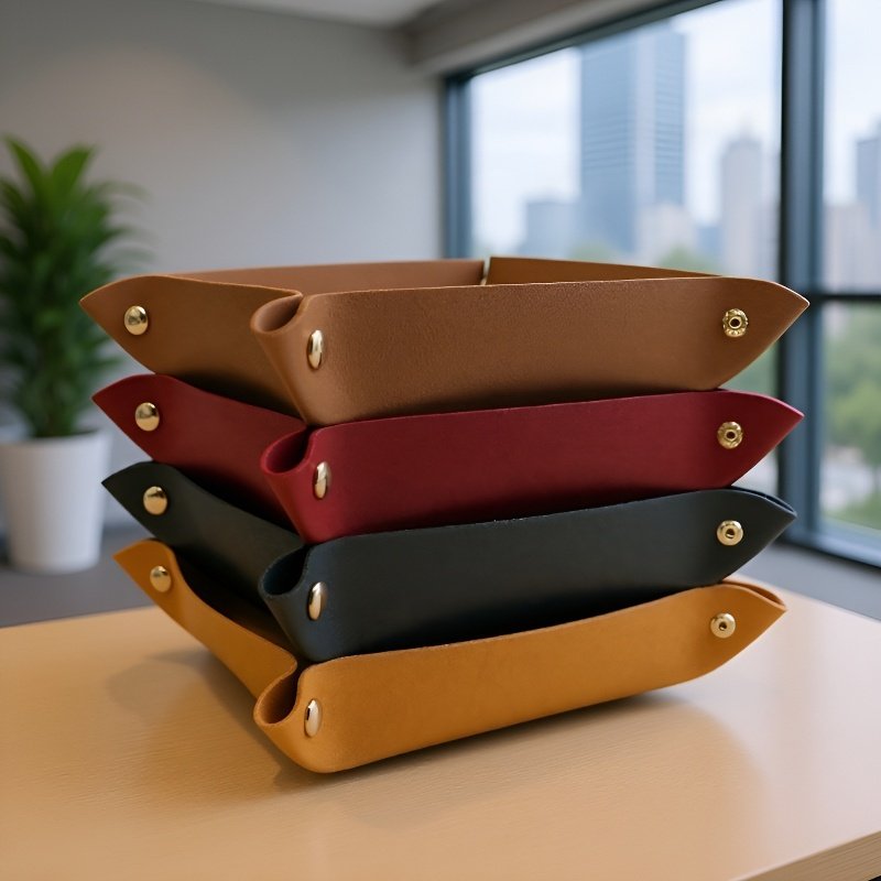 ペンや小物を収納したレザートレイ