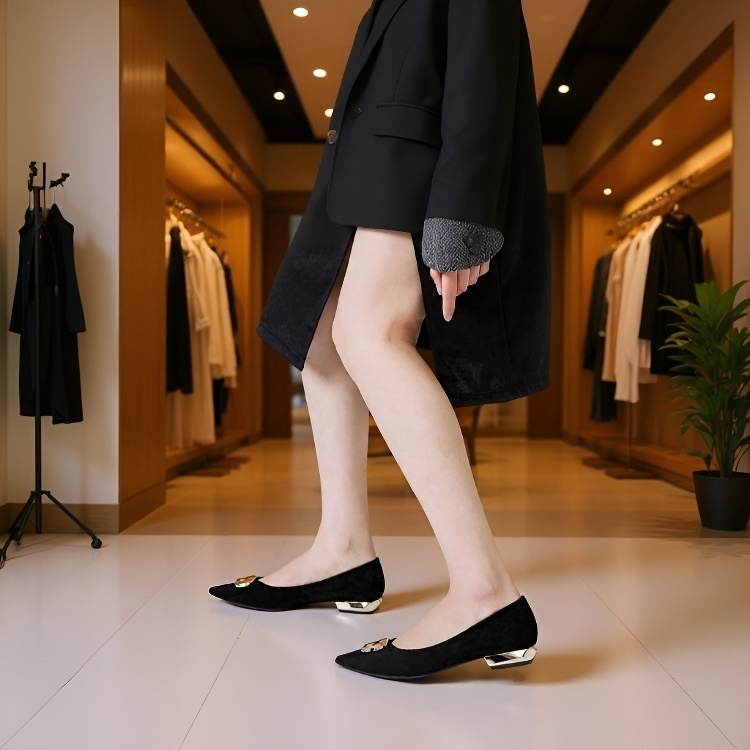 秋にぴったりの、汎用性の高いソフトレザーのローヒールポインテッドトゥシューズ