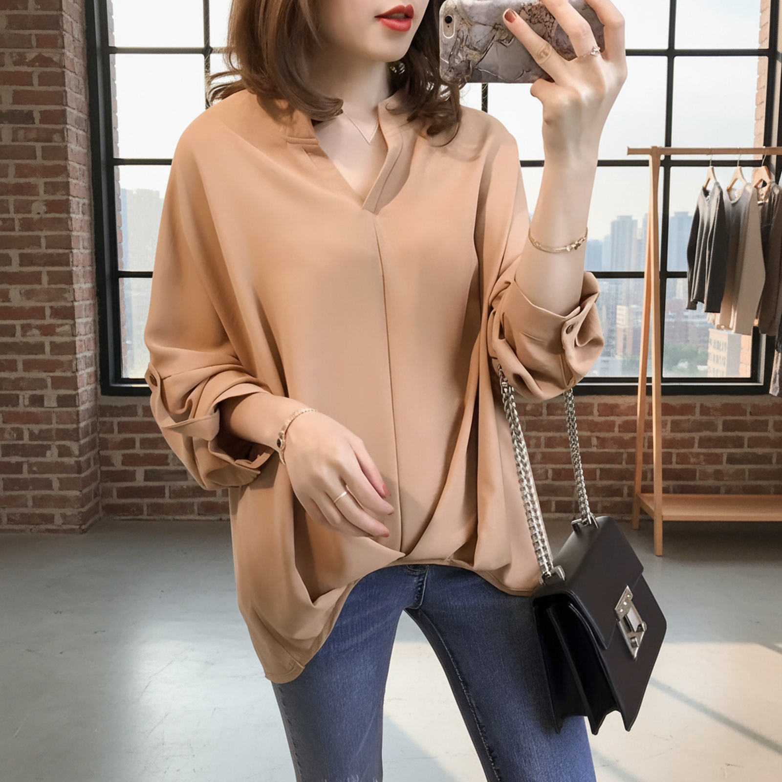 大きいサイズの女性用長袖トップス着用イメージ
