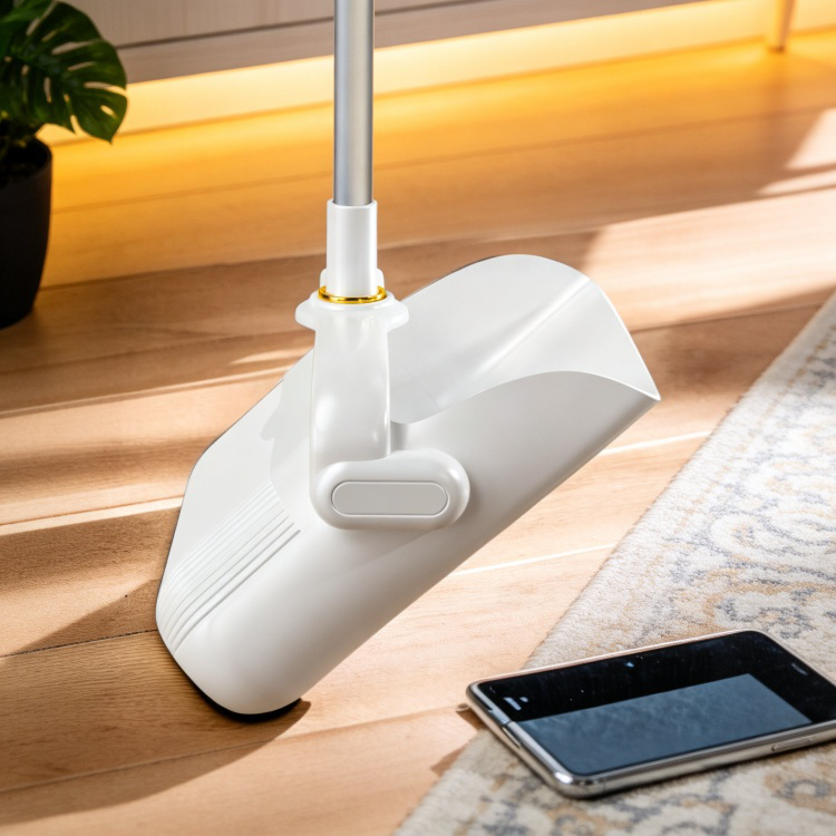 Detalle del mango grueso y resistente de la escoba doméstica