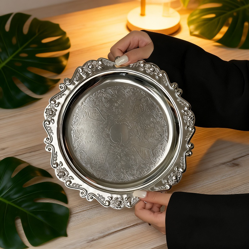 Bandeja decorativa de metal vintage con grabados