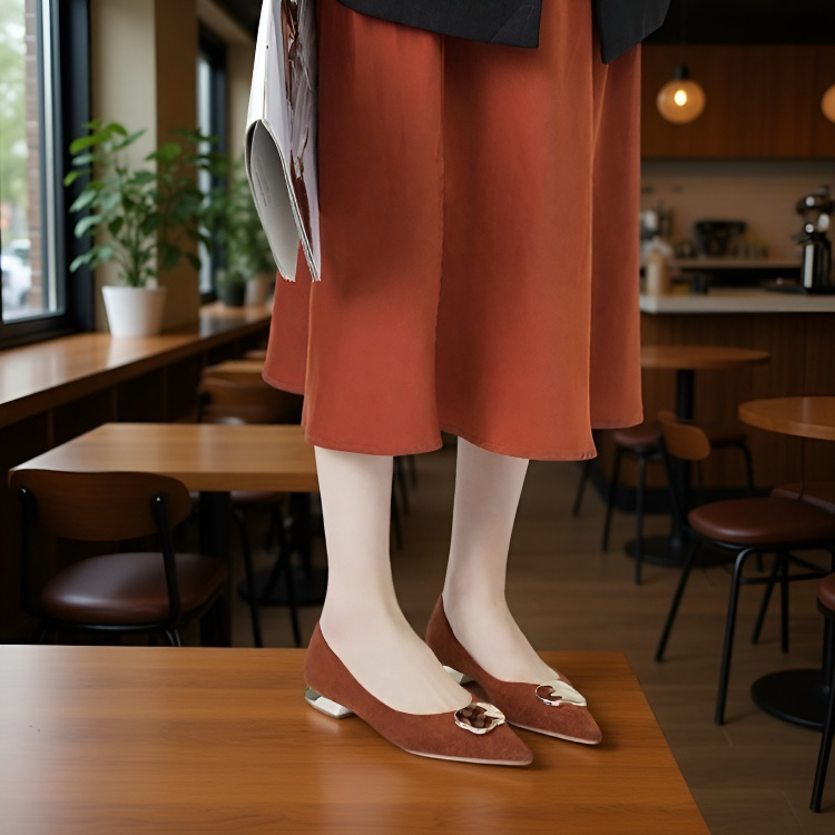 秋にぴったりの、汎用性の高いソフトレザーのローヒールポインテッドトゥシューズ