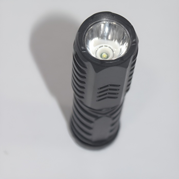 مصباح يدوي قوي متعدد الوظائف ومقاوم للماء