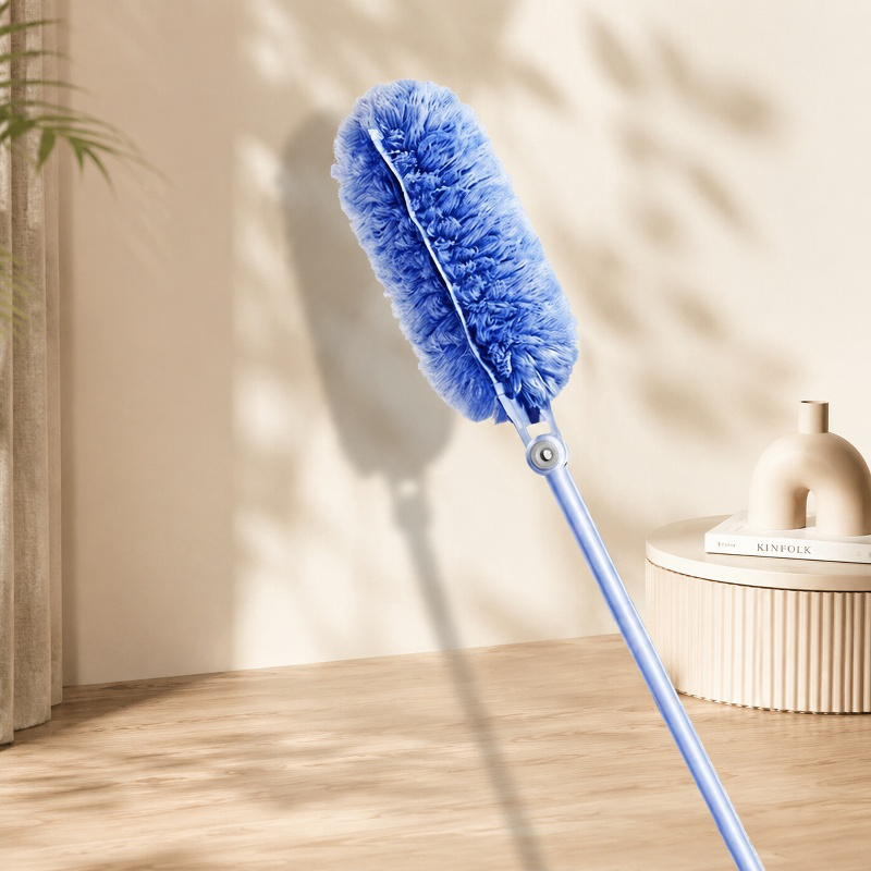 Soft bristles of the Electrostatic Duster trapping dust particles