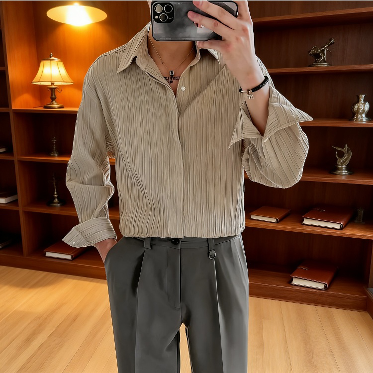 カジュアルコーディネートの長袖シャツ