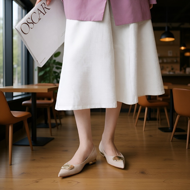 秋にぴったりの、汎用性の高いソフトレザーのローヒールポインテッドトゥシューズ