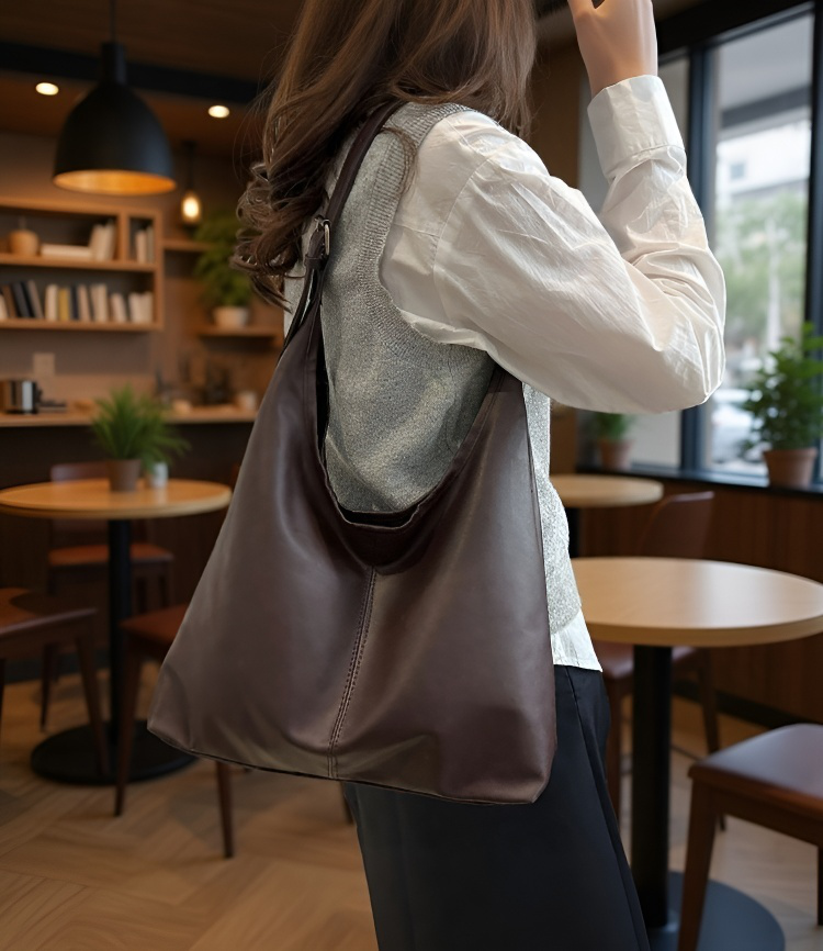 여성 모델이 착용한 겨드랑이 캐주얼백