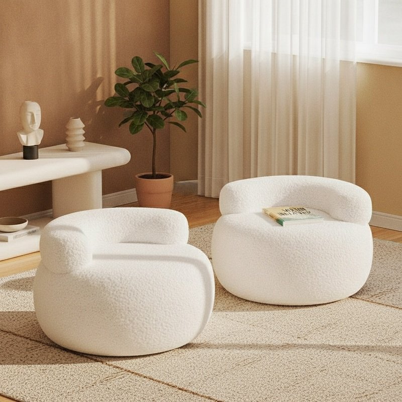 Détail du revêtement en peau d'agneau du tabouret crème