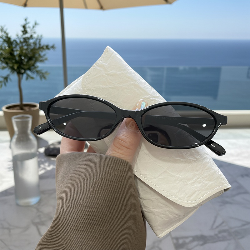 Lunettes de soleil femme à la mode, design épuré