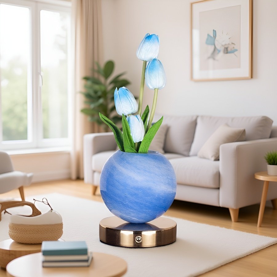 柔らかな光を放つチューリップ型ナイトライト