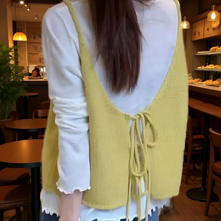 니트 베스트와 티셔츠 세트 스타일링 예시