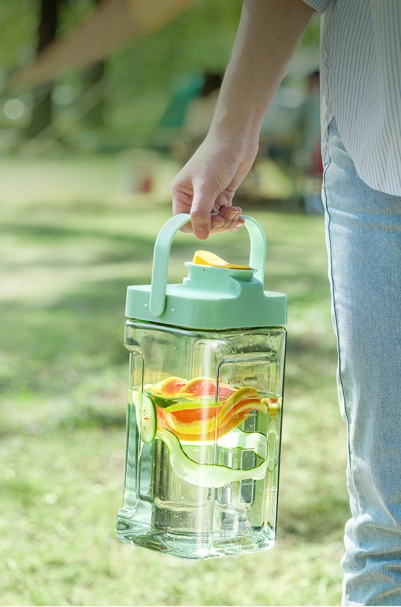 Camping-Kaltwasserkocher auf einem Picknicktisch