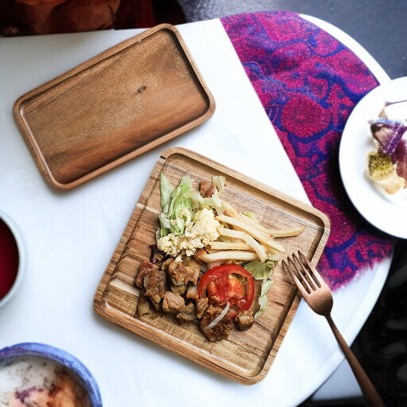 長方形木製トレイに寿司を盛り付けた美しい食卓