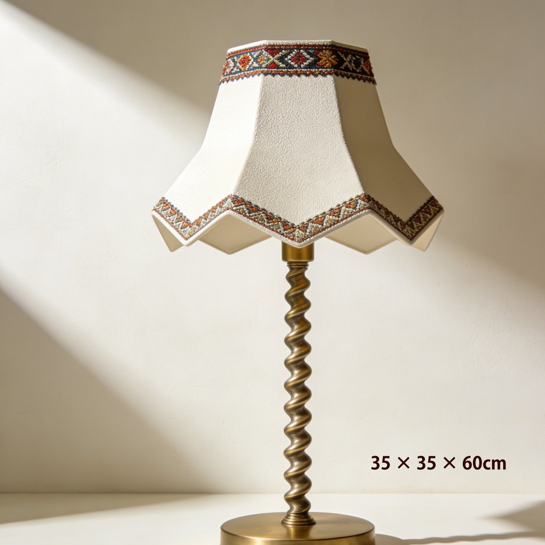 布シェードが特徴の卓上ランプ