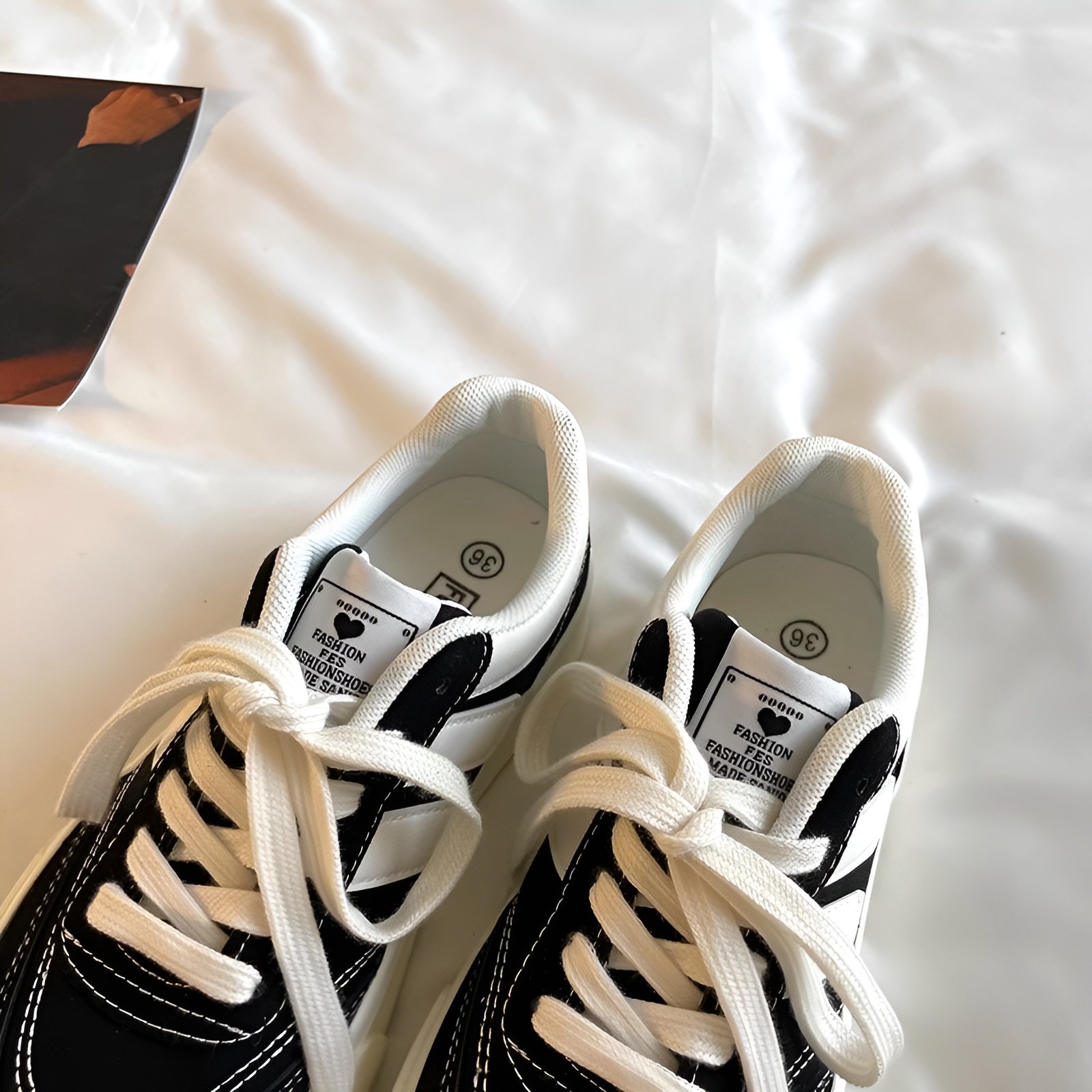 レトロな香港スタイルのカジュアルシューズ、黒のキャンバスシューズ、レディースカジュアルシューズ、新しいスタイルのニッチなデザインの学生シューズ、オールマッチのボードシューズ、レディースイントレンドのカ