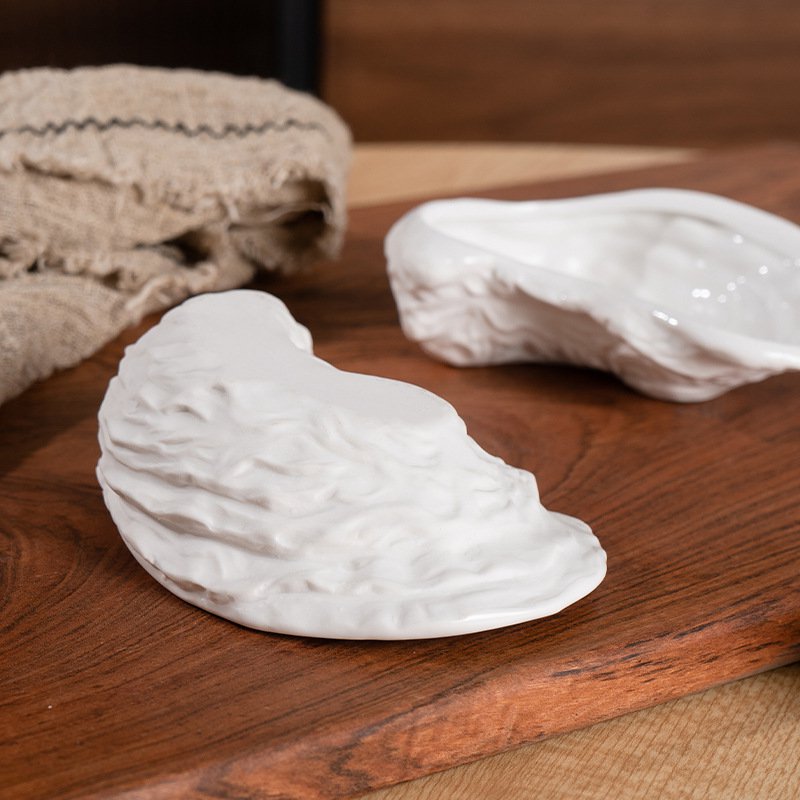 Plato de cerámica de forma irregular