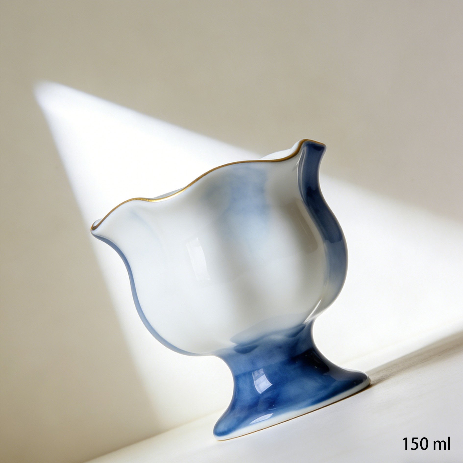 전통적인 디자인의 술잔