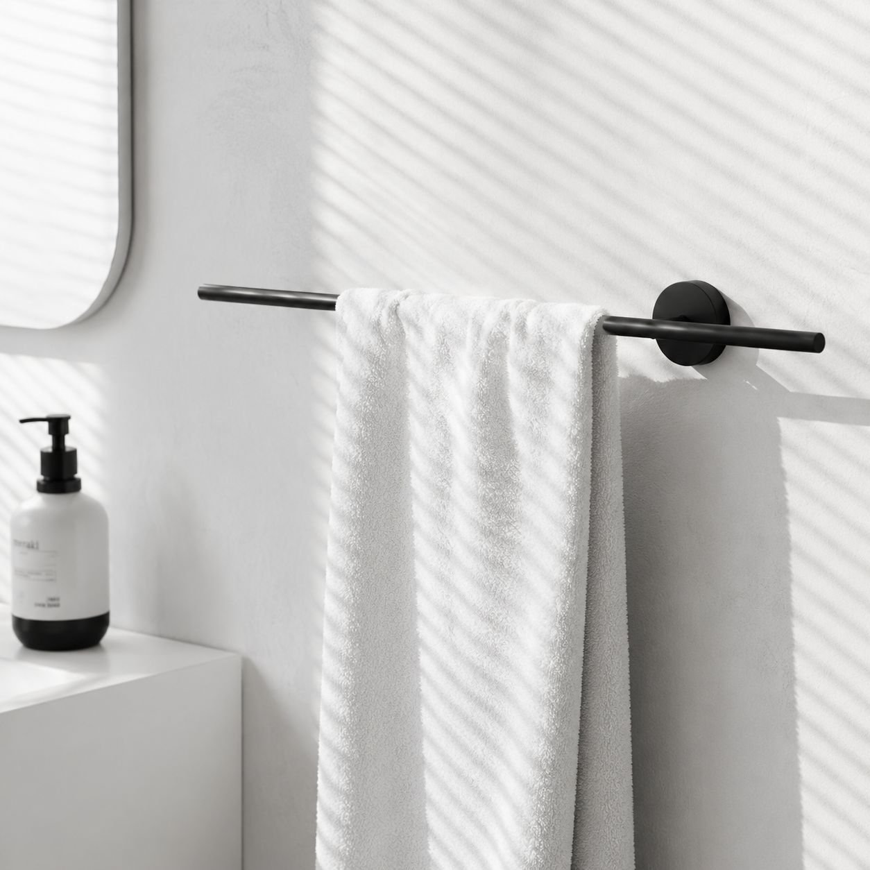 Selbstklebender Handtuchhalter im modernen Badezimmer